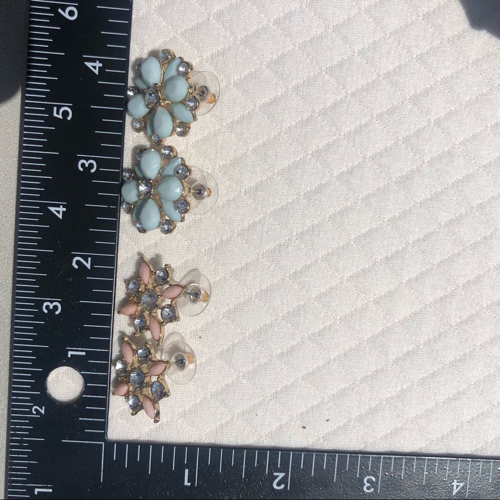 Beautiful bundle of flowery classic earrings ✨ Timeless feel✨ - Picture 12 of 12